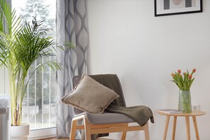 Deluxe-Apartment, 1 Schlafzimmer, Terrasse | Wohnbereich | 43-Zoll-Flachbildfernseher mit Kabelempfang