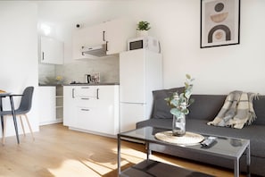 Appartement Deluxe, 1 chambre, terrasse | Cuisine privée | Réfrigérateur, four à micro-ondes, surface de cuisson, cafetiÚre-théiÚre
