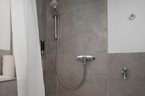 Deluxe Apartment, 1 Bedroom, Terrace | Bathroom | Shower, hair dryer, towels - Schöne Apartments in Bad Rothenfelde (Bad Rothenfelde)