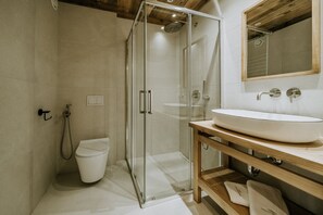 Shower, hydromassage showerhead, hair dryer, heated floors - Zakątek Krupówki - Apartamenty w Centrum (Zakopane)