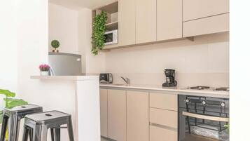 Microondas, cafetera o tetera, tostadora y utensilios de cocina