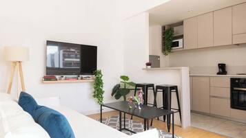 Una televisión, una oficina