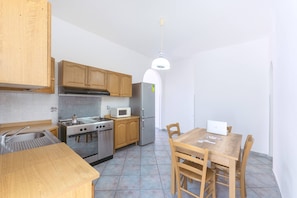 Fridge, microwave, oven, stovetop - Pilòn 26 - Two Bedroom Apartment, Sleeps 5 (Procida)