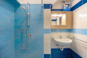 Dusche, Haartrockner, Bidet, Handtücher