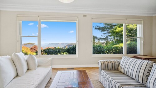 Blue Vista in Leura Escarpment views