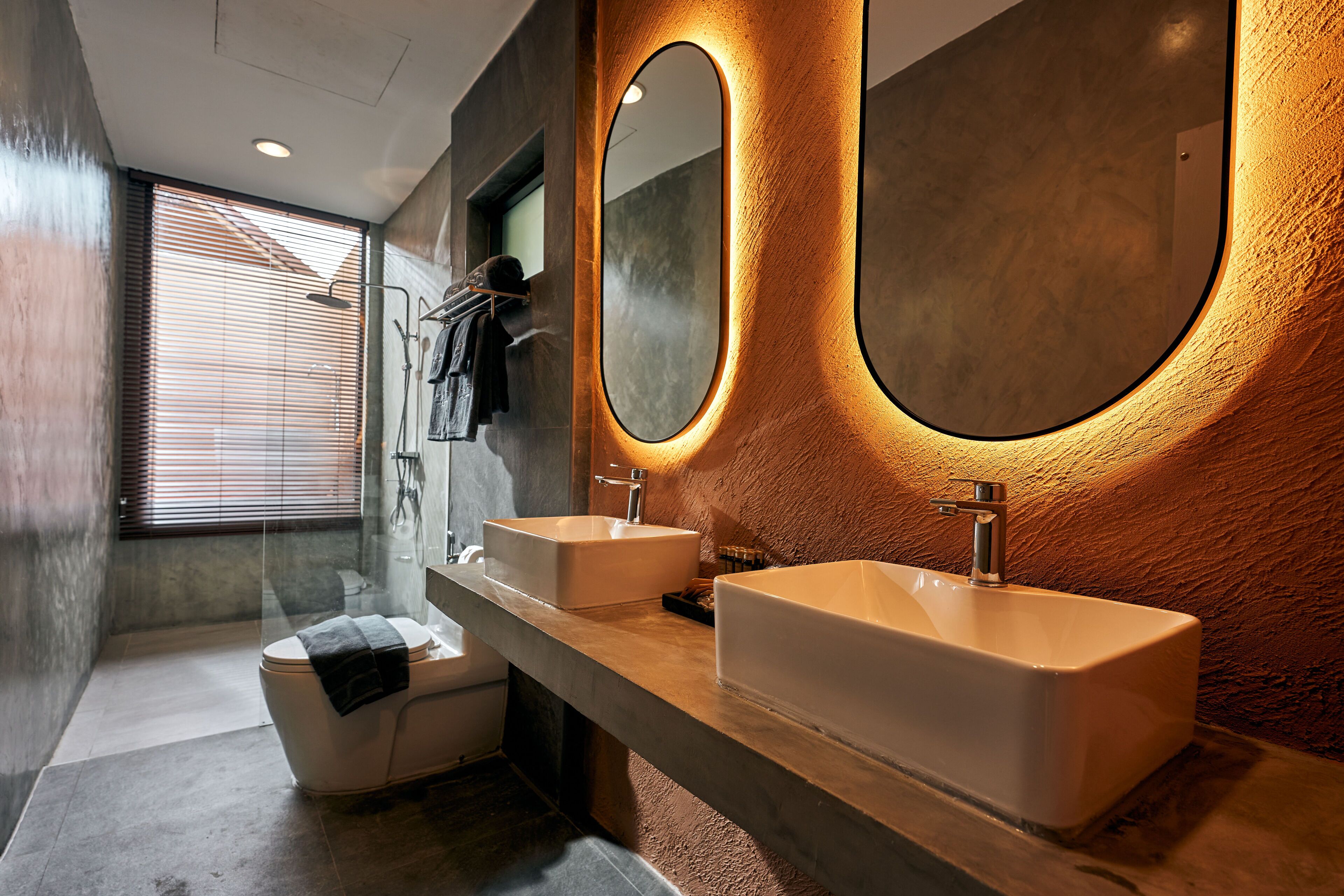 Family Room 1 | Bathroom | Free toiletries, hair dryer, slippers, bidet