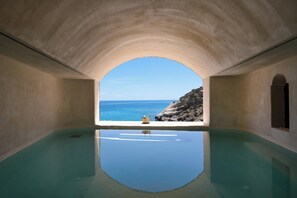 Una piscina cubierta