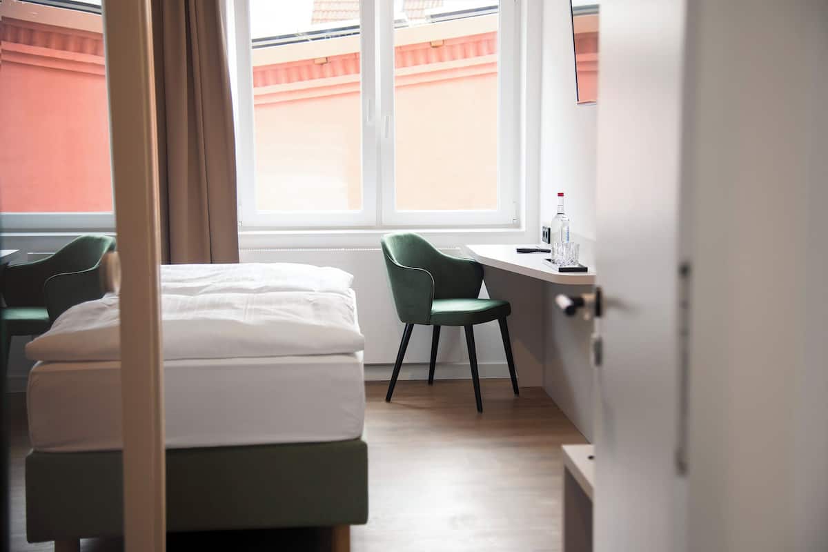1 bedroom, premium bedding, down comforters, in-room safe