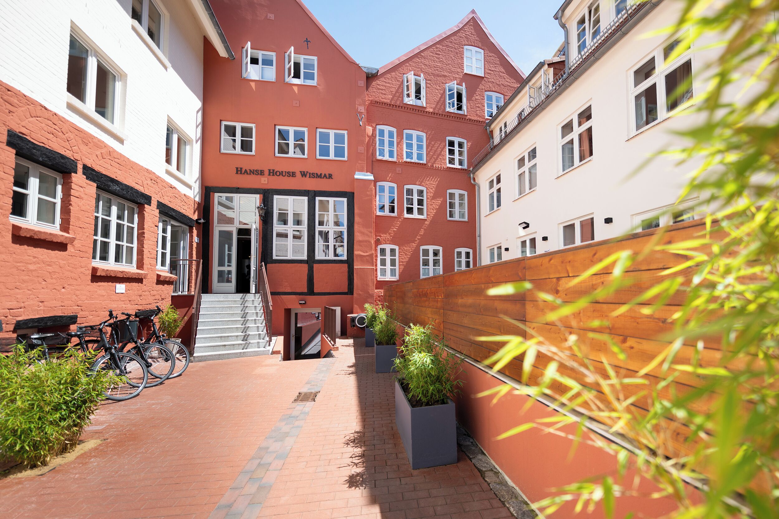 Un edificio con un letrero que dice 'Hans House Wismar' y una escalera que conduce a la entrada.