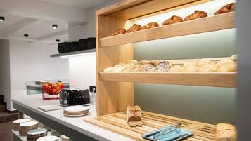 Tägliches Frühstücksbuffet (18.00 EUR pro Person)