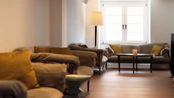 Un salon comprenant un canapé, une table basse et un lampadaire.
