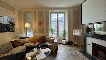 TV, fireplace