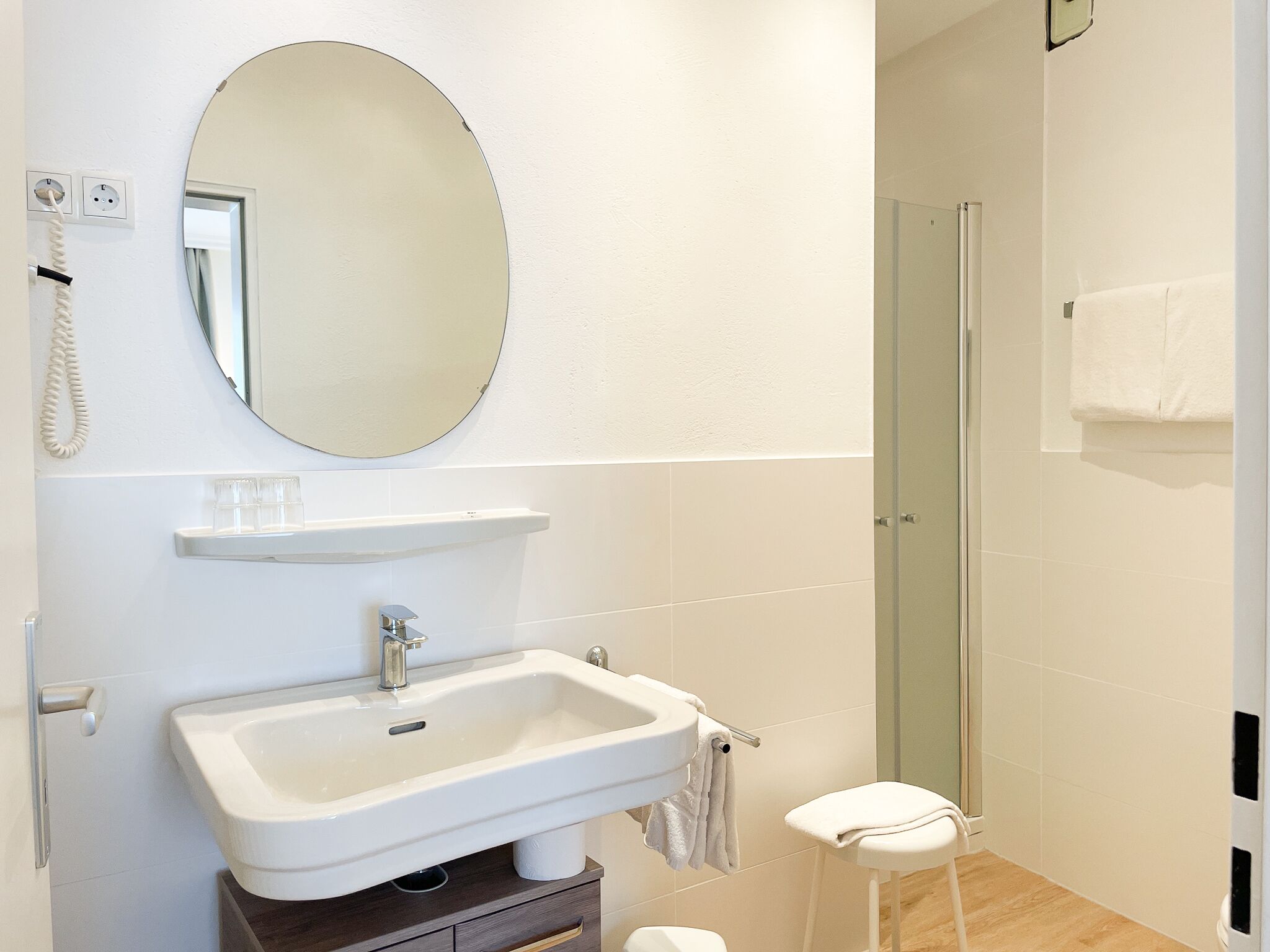 Habitación estándar doble | Baño | Ducha y secador de pelo