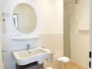 Chambre Standard double | Salle de bain | Douche, séchoir à cheveux