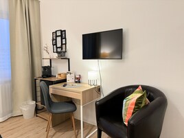 Habitación estándar doble | Zona de estar | Televisión LCD de 32 pulgadas con canales por cable