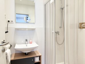 Estudio Confort | Baño | Regadera y secadora de cabello 