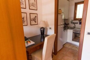 Een koelkast, een oven, een kookplaat, een koffiezetapparaat/waterkoker