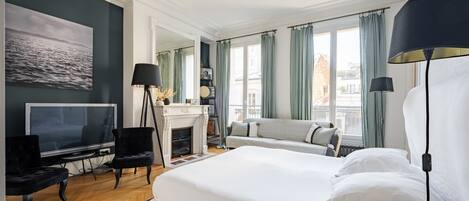 4 bedrooms, desk, WiFi, bed sheets