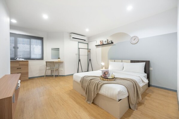 4 bedrooms, iron/ironing board, free WiFi, bed sheets