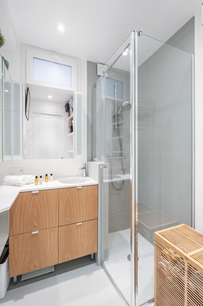 Shower, hair dryer, towels - Eiffel Eminence, by Veeve (Paris)