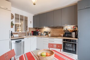 Kühlschrank, Mikrowelle, Ofen, Herdplatte
