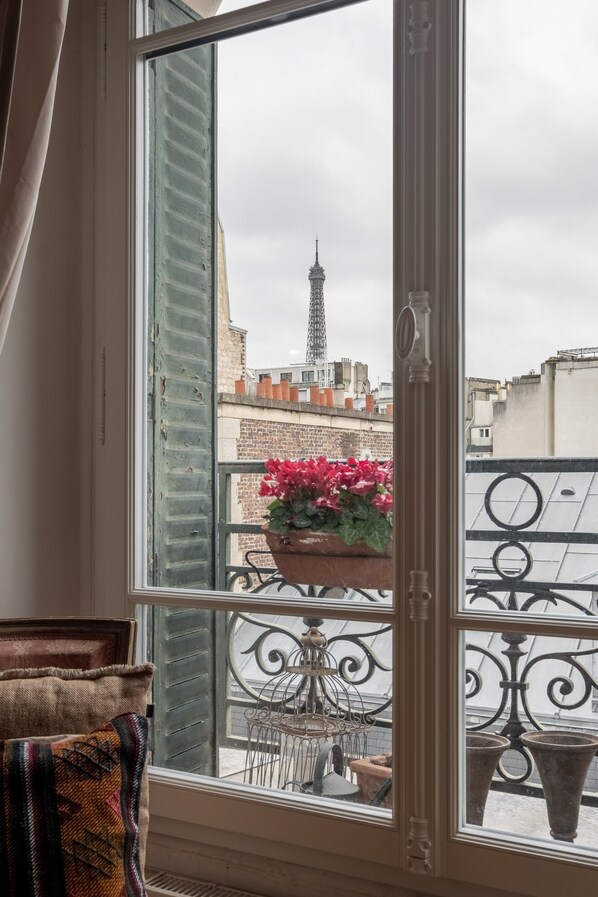 Interior - Eiffel Eminence, by Veeve (Paris)