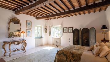 11 bedrooms, iron/ironing board, WiFi, bed sheets
