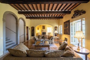 Een televisie en een open haard