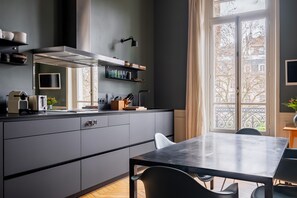 Fridge, microwave, oven, stovetop - Augustin Glory, by Veeve (Paris)