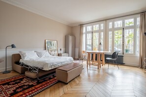 4 bedrooms, desk, WiFi, bed sheets - Augustin Glory, by Veeve (Paris)