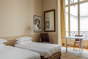 4 室のベッドルーム、デスク、WiFi、ベッドシーツ