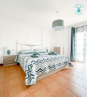 2 bedrooms, iron/ironing board, travel cot, WiFi - Amazing Turquesa House - Central Town - Free WiFi (Corralejo)