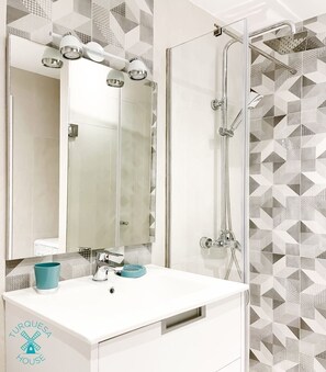 シャワー、ヘアドライヤー、ビデ、タオル