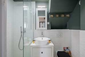 Dusche, Haartrockner, Handtücher