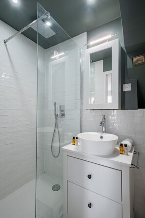 Shower, hair dryer, towels - Wood Notes, by Veeve (Paris)