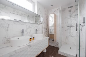 Douche, séchoir à cheveux, serviettes fournies