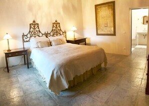 5 habitaciones, escritorio y tabla de planchar con plancha 