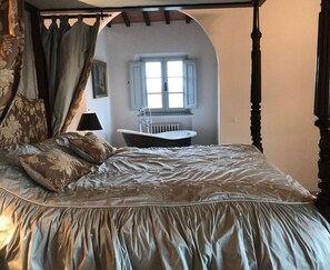 5 quartos, escrivaninha, ferros/tábuas de passar roupa, berço de viagem