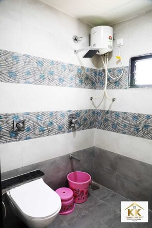 Family Double Room | Bathroom - K K Luxurious Home Stay (Garudeshwar)