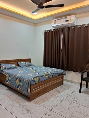 Family Double Room | Down duvets, Select Comfort beds - K K Luxurious Home Stay (Garudeshwar)