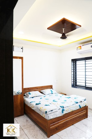 Family Double Room | Down duvets, Select Comfort beds - K K Luxurious Home Stay (Garudeshwar)