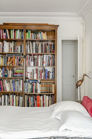 3 bedrooms, desk, WiFi, bed sheets