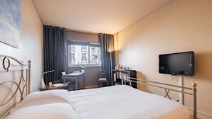 2 bedrooms, WiFi, bed sheets - Sights of the Seine, by Veeve (Paris)