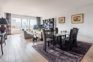 Interior - Sights of the Seine, by Veeve (Paris)