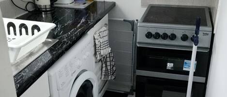 Køleskab, mikrobølgeovn, ovn, kogeplade