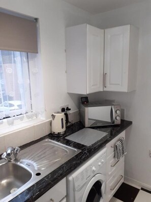 Kjøleskap, mikrobølgeovn, ovn og kokeplater