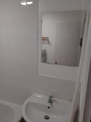 Hair dryer, towels, soap, shampoo - Heart of Deptford (London)