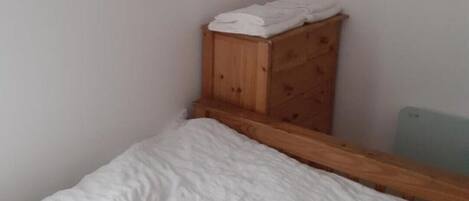 1 soverom, strykejern/-brett, wi-fi (inkludert) og sengetøy