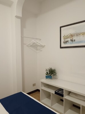 1 habitación, tabla de planchar con plancha y cuna de viaje 