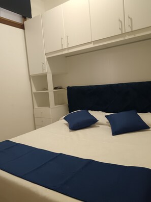 1 habitación, tabla de planchar con plancha y cuna de viaje 